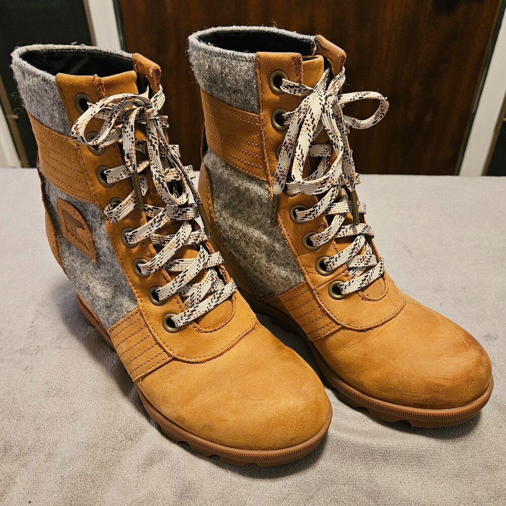 SOREL Joan of Arctic - Lexie Wedge Boots - Size 8.5 - Camel Felt